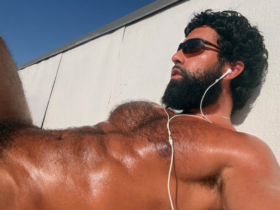 ABeardedHero's tweet photo. Which Britney Spears song is he listening to? https://t.co/FY1v56LVUk