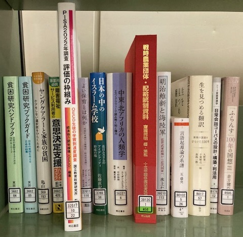chibaken_lib's tweet photo. 【中央】今週の ＃新着図書 を紹介します。全ての資料の書名・著者名が代替テキストで確認できます。この中で気になるタイトル→『あなたの顔はわたしたちのもの　顔認証AIの誕生と、プライバシーの終わりの物語』 (カシミール・ヒル著　実務教育出版　2026） https://t.co/KelQXtSMik