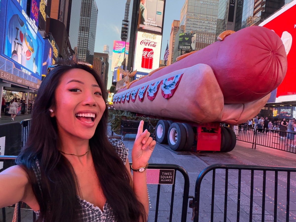 TiffanyFong's tweet photo. I found the biggest glizzy in all of NYC https://t.co/WDlfWXg6SX