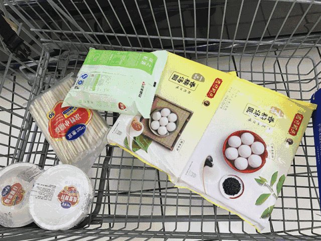 ipz5q's tweet photo. 元宵佳节煮一碗团圆，糖心芝麻馅化开蜜意，配着灯笼影和汤圆浮的白汽，把一年的软乎乎都攥在手里 https://t.co/X9X6KlXoR9