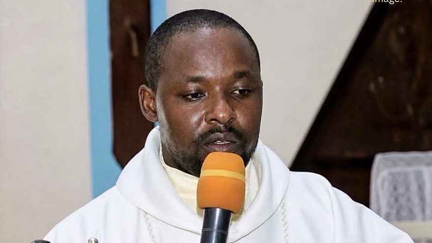 ARISEtv's tweet photo. Parishioners demand justice after Catholic priest Samuel Oyetoro was found murdered with multiple stab wounds in Ajaokuta, Kogi State. https://t.co/ylkU4mihiG https://t.co/r5xvMzMWk8