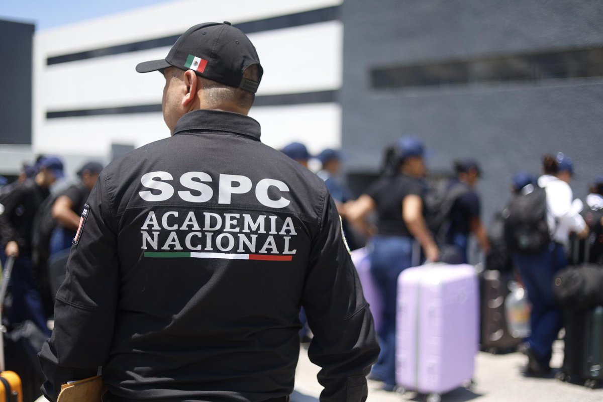 SESNSP's tweet photo. 🇲🇽 En la Academia Nacional de Seguridad Pública recibimos a las y los cadetes que forman la 7.ª generación de Agentes de Investigación e Inteligencia de la @SSPCMexico.
Con formación especializada en investigación policial, análisis de información y uso de tecnología para combatir a la delincuencia, con disciplina, servicio y honor.
Hoy comienza su misión de servir y proteger a México.
#Seguridad
@OHarfuch
@Maffiguer