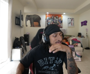 thepayphoneguy's tweet photo. WHO TF IS THIS https://t.co/UoUPUlIUns