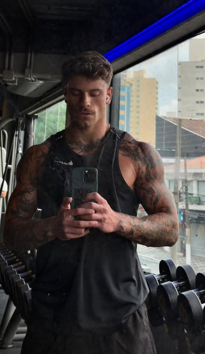 vertznape's tweet photo. Conheça-me.
 ⠀  
⠀—⠀Nome: Miguel Bocelli Reacher
⠀—⠀Altura: 2'00.
⠀—⠀Idade: 28.
⠀—⠀Signo: Leão.
   —   Estado civil: Solteiro.
⠀—⠀Sexualidade: Heterossexual.
⠀—⠀Estação favorita: Verão!
⠀—⠀Cor favorita: Azul, Preto e Verde. https://t.co/i9FTzB01x4