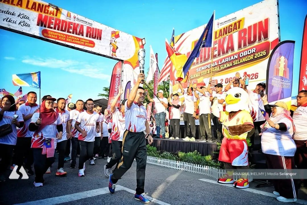 NajwanHalimi's tweet photo. 2 Ogos 2026

Menyempurnakan pelepasan peserta acara Larian Obor SUKMA XXII dan Para SUKMA Selangor 2026 anjuran Majlis Perbandaran Kuala Langat (MPKL) di Dataran Pantai Batu Laut di Tanjung Sepat seawal jam 8.00 pagi.

Hampir 1,000 warga Kuala Langat menyertai larian sejauh lima kilometer yang diketuai oleh EXCO Perumahan dan Kebudayaan merangkap Ahli Dewan Negeri Tanjung Sepat, YB Datuk Borhan Aman Shah. 

Majlis dimulakan dengan perarakan obor SUKMA XXII yang dibawa oleh Datuk Bandar Majlis Bandaraya Petaling Jaya, Dato' Mohamad Zahri Samingon, seterusnya diserahkan kepada Yang Dipertua MPKL, Encik Amri Ismail sebagai tanda simbolik ketibaan obor ke Kuala Langat.

Acara ini turut disertai oleh Orang Besar Daerah Kuala Langat, YDM Tengku Dato' Mohamed Tengku Harun dan Pegawai Daerah Kuala Langat, YM Tengku Rohana Tengku Nawawi.