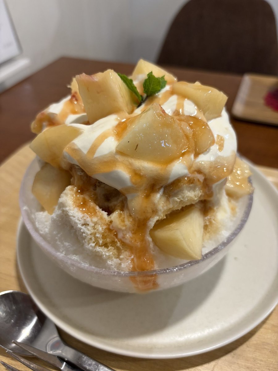 rinrinrinyuko's tweet photo. 朝からかき氷🍧食べに来てる😁
20分歩いて汗だくなので、かき氷🍧がさらに美味しく感じる💕
桃ミルクティかき氷🥰
🍑ゴロゴロ入ってて甘くて美味しい、ほんのりミルクティーと練乳が合う😋 https://t.co/qxKSiesWNp