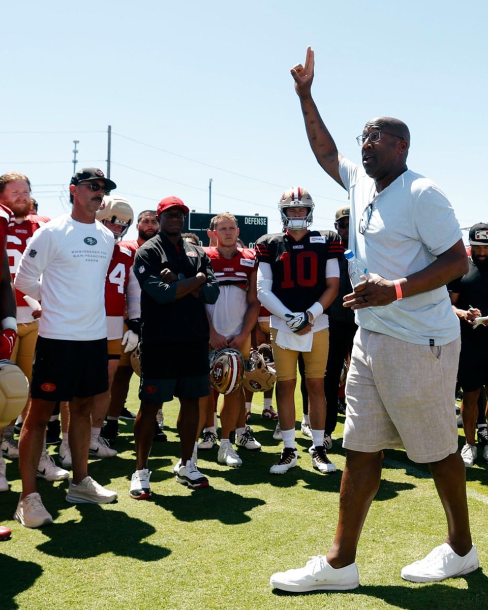 OurSf49ers's tweet photo. Mike Brown 🤝 49ers https://t.co/vxi69KBV8X