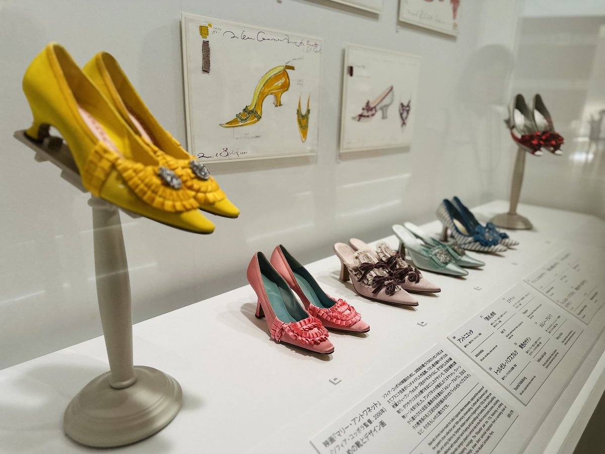 6jigen's tweet photo. マリー・アントワネット・スタイル展。内覧会すごい人で賑わっていた。しかし、実際に使われた肉厚のギロチンが1番衝撃だった…。すべてが春の夜の夢のごとし、という感じがした。 https://t.co/AWZDxPBGSa