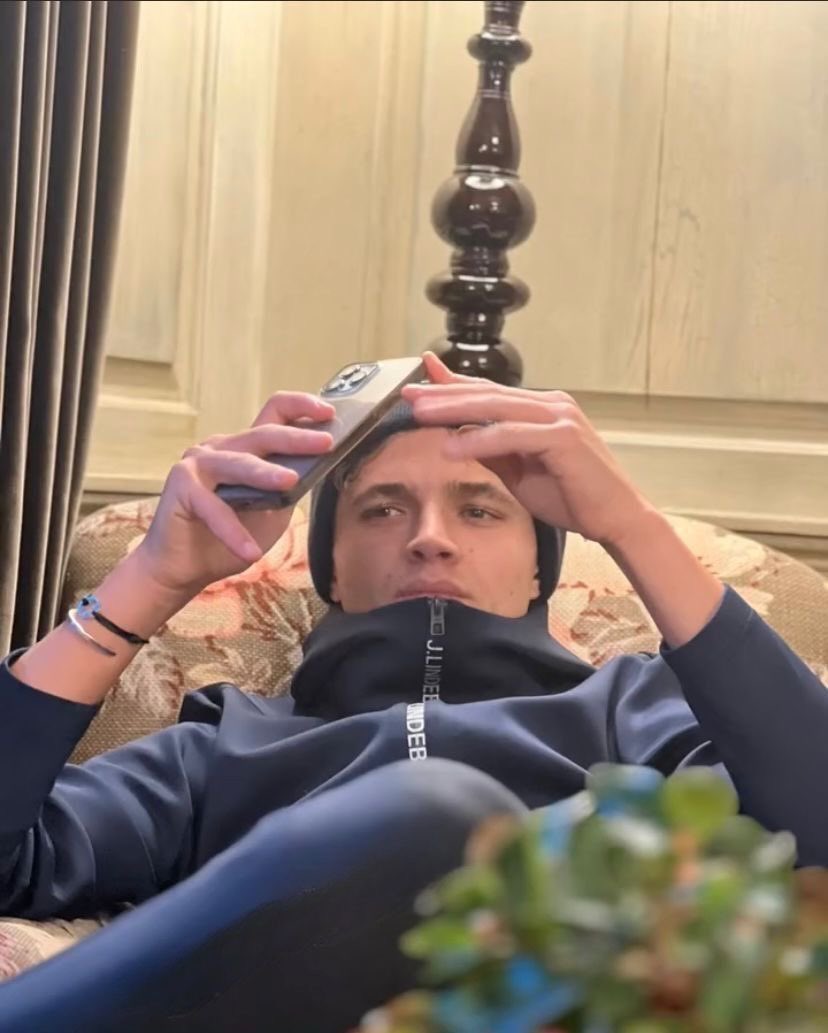 toastastri's tweet photo. my favourite genre of photos of them are the ones where they just look like real people https://t.co/up7AAmOJmI