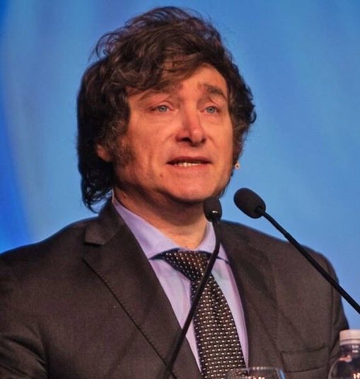 TommyShelby_30's tweet photo. Lo mal que estaría Argentina ahora mismo si este Prócer no hubiera aparecido en el arco político.

Nos gobernaría Massa - Máximo Kirchner, tendríamos el dólar en $30.000 y %1.500 de inflación mensual.

Gracias a dios que apareció el Javo. https://t.co/8aTx1B8XI3
