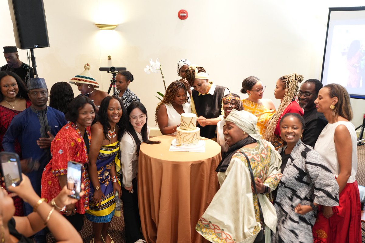 ahunnaeziakonwa's tweet photo. “My mother taught me that true influence is leaving the world better than you found it &amp; bringing others along”.

Thanks Chineo for those beautiful words. My family has been my greatest source of strength throughout this journey &amp; I am forever grateful for their love &amp; support. https://t.co/vBWE6J60hj
