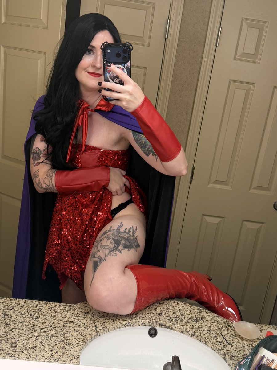 IvyAfterDark4's tweet photo. Can you guess my cosplay? https://t.co/MQLvncRtqT