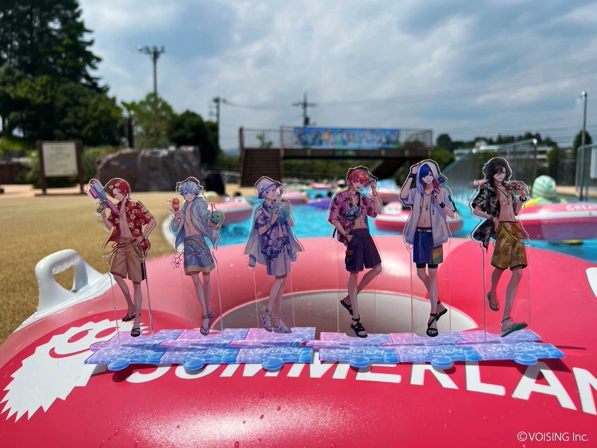 TokyoSummerland's tweet photo. 📸🌈 #VOISINGサマーランド

描き下ろし水着衣装のアクリルスタンドを連れて、
サマーランドのあちこちで推し撮り✨

プールサイド、ウォータースライダー、フォトスポットなど
お気に入りの場所で撮影しちゃいましょう！ https://t.co/KzV1BUWmqd
