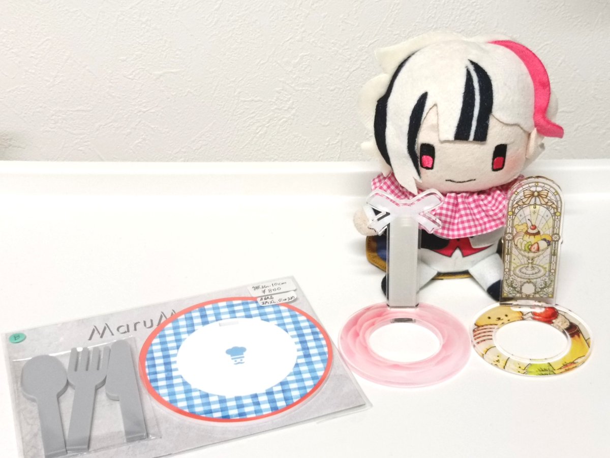 3kaji_'s tweet photo. ぬいFeSの戦利品✌
🎈、スタンド、迷子札…いいお買い物した🤭
🎈で飛びそうな🫖ぱぺを押さえながら迷子札のリボンが羽に見えてぱぺも飛べそうだなと思ってる https://t.co/o7aNtSLCEU