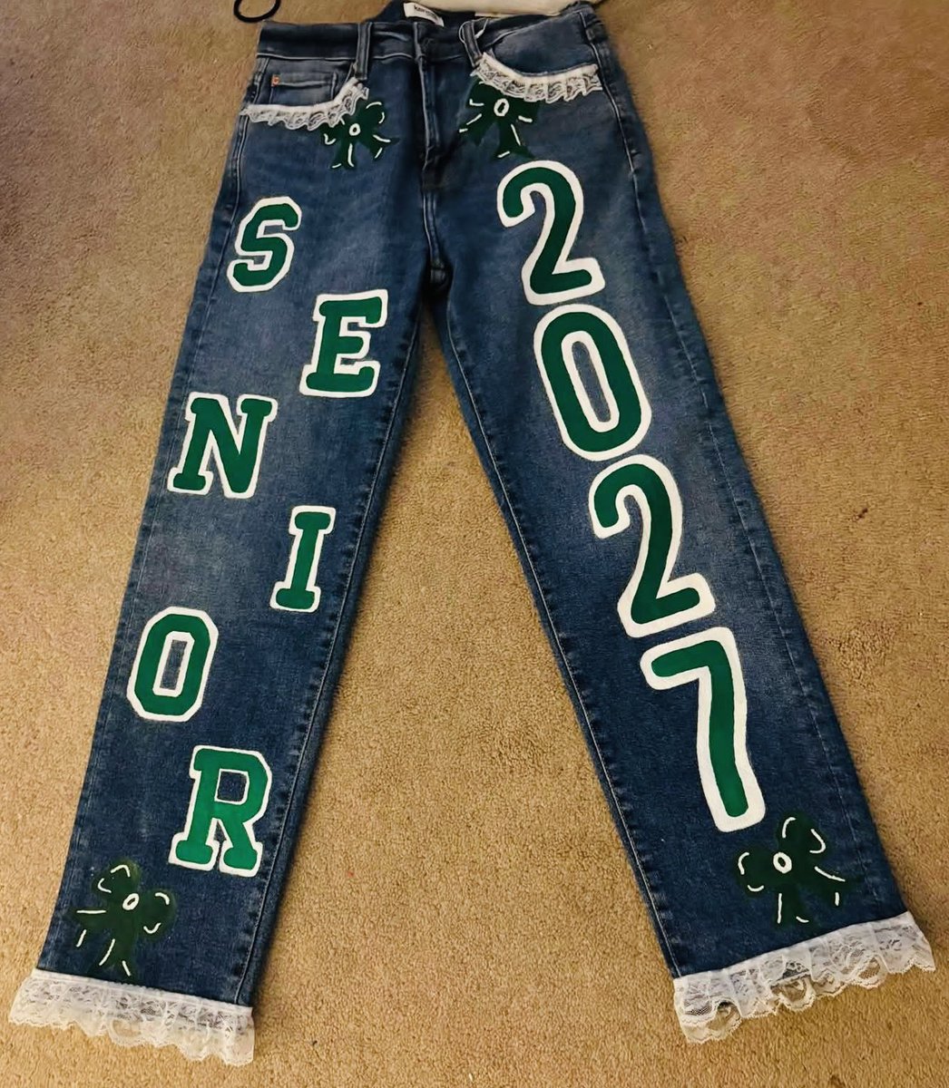 PeanutSchmitz99's tweet photo. Wishing all the ‘27’s good luck this year. Can’t believe it’s here!! So excited!!! First day of Sr. Year in the books!! #SeniorYear #GoGawks #FutureTrojan #SrJeans #Bluey @scan1ansports @ExtraInningSB @MizunoSportsUSA @LegacyLegendsS1 @DiamonAddicts @District7AAAA @GreenHillHighSB @LineDsoftball @SoftbalAmerica @los_stuff @e_newellcoach @NateTompkins @MackPuck01 @ElizabethH_99_ @SwagginSanders @__CoachLex