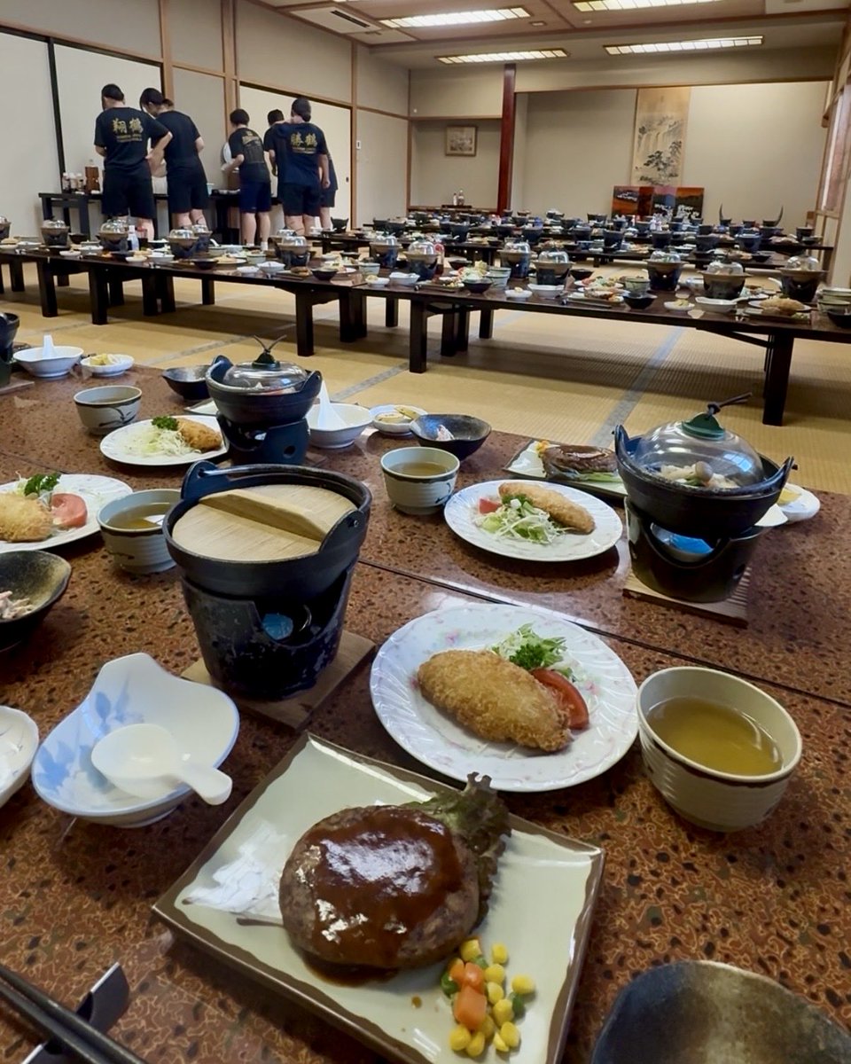 NT_VGC's tweet photo. 合宿3日目。疲れがたまってきましたが元気な声が響きます。チームとしてやるべきことを前日のミーティングで確認し，すぐに実践につなげていきます。OGさんからもアドバイスを受けられて学びがたくさんあります。
どんなことも考え，意識することから。小さくても繰り返せば必ず前進します。 https://t.co/BhdpW2Kzcu