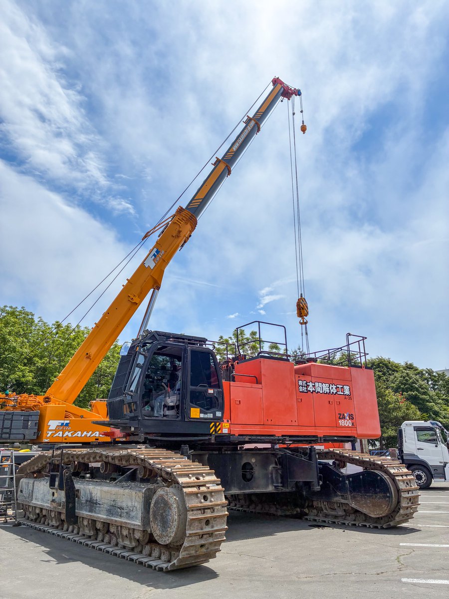honmakaitai's tweet photo. ZX1800の巨大なパーツがトレーラーで続々到着🚛
一つひとつのサイズが規格外で、近くで見ると圧倒されます👀✨
完成した姿はもちろん迫力満点ですが、こうした組立の様子もなかなか見られない貴重な光景です😳

完成まで安全第一で組み立てを進めていきます！ https://t.co/8hiMWXmuU4