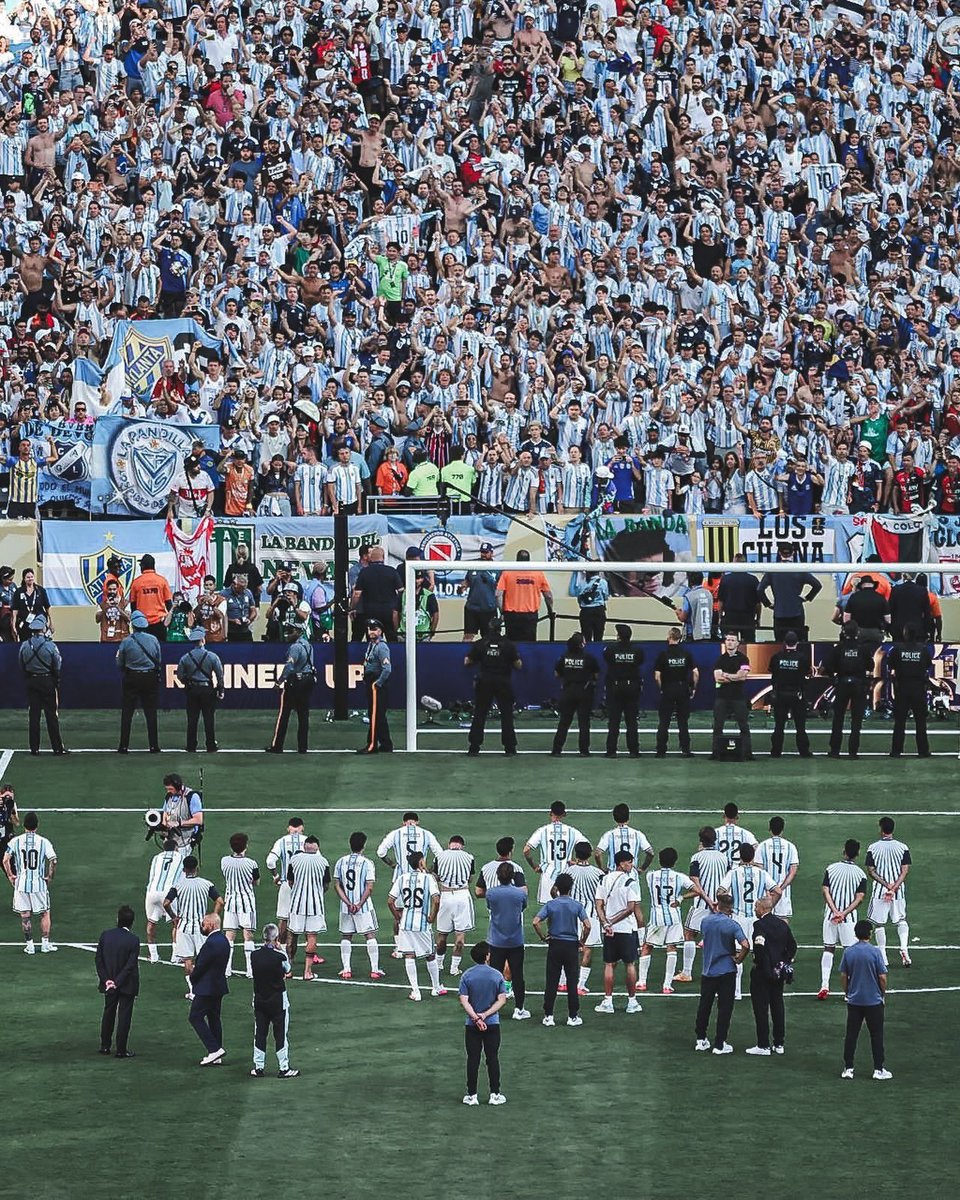 MODOSCALONET4's tweet photo. ⚠️🇦🇷 La Selección Argentina JUGARÍA EN EL PAÍS el PRIMER AMISTOSO de la Fecha FIFA de septiembre y octubre. 

‼️ La idea es que LIONEL MESSI esté PRESENTE para recibir el RECONOCIMIENTO de la gente. 

Los dos amistosos restantes serían en China. ✈️

[@arevalo_martin] https://t.co/1B8AmizkSA