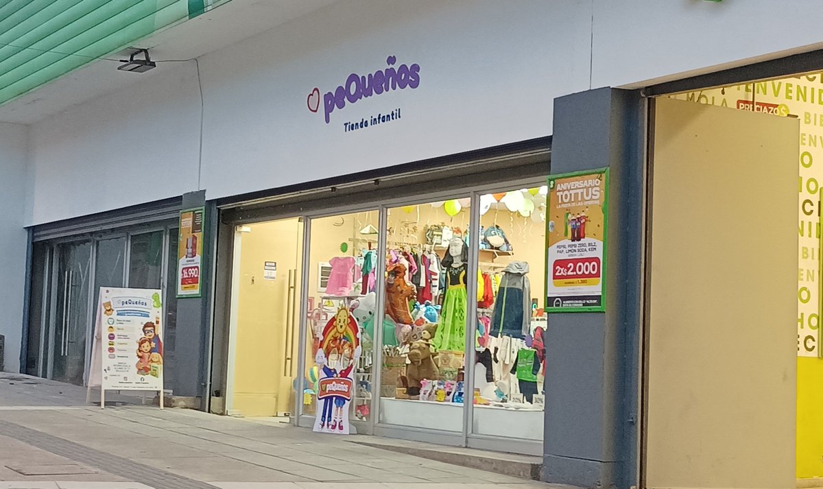 edgardolazo's tweet photo. Gente, me ayudan a hacer un poco de magia? Mira esto!!.

Mientras muchos locales bajan sus cortinas, otros tienen el coraje de levantarlas. ❤️
Esta nueva tienda infantil abrió en Av. Francia, junto a Tottus, en #Valparaíso. No conozco a sus dueños, pero sí admiro su valentía. Detrás de esa puerta hay sueños, esfuerzo y una familia apostando por salir adelante.
Si buscas un regalo para el #DíaDelNiño, date una vuelta. Si compras, ayudas. Si no encuentras lo que buscas, recomiéndalos. Porque a veces un pequeño gesto puede mantener vivo un gran sueño.
Apoyemos a quienes aún creen en Valparaíso. 🤝❤️
#CompraLocal #Emprendedores #Valparaíso 
@Catalina_valpo @valpo_noticias @laestrellavalpo @bcastil32667233 @stefacanessa @twittcafechile @leonardovalpo @abogadabruna @pedrogarridor