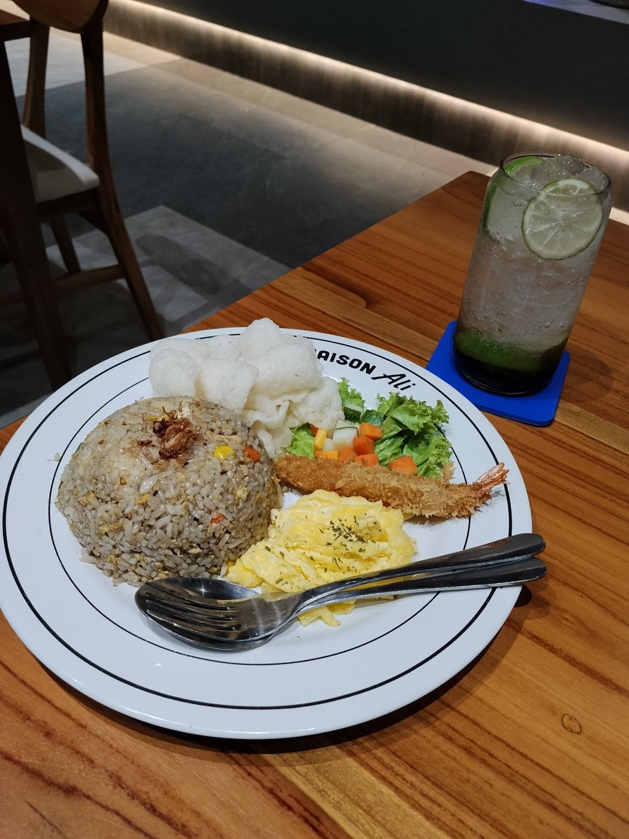 JingyyJoy's tweet photo. July food dump 😋

ramen nasgor ramen nasgor wkwkwk https://t.co/4IxJyYShhl