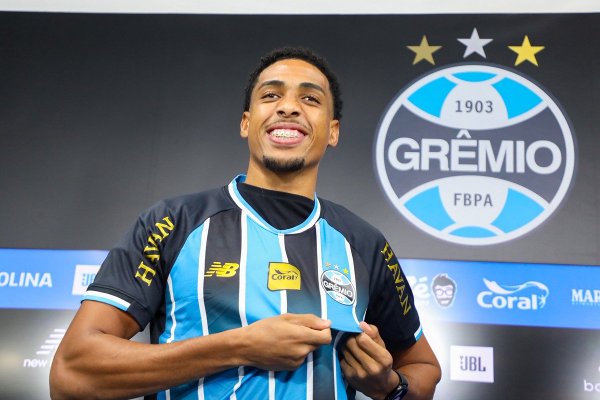 FBITricolor's tweet photo. Não existe Wallace não ser titular contra o Mirassol na quarta. Precisa começar entre os 11. Que o Luis Castro não invente. 

Foi a única notícia boa do jogo de ontem. https://t.co/rgd0e9jUzn