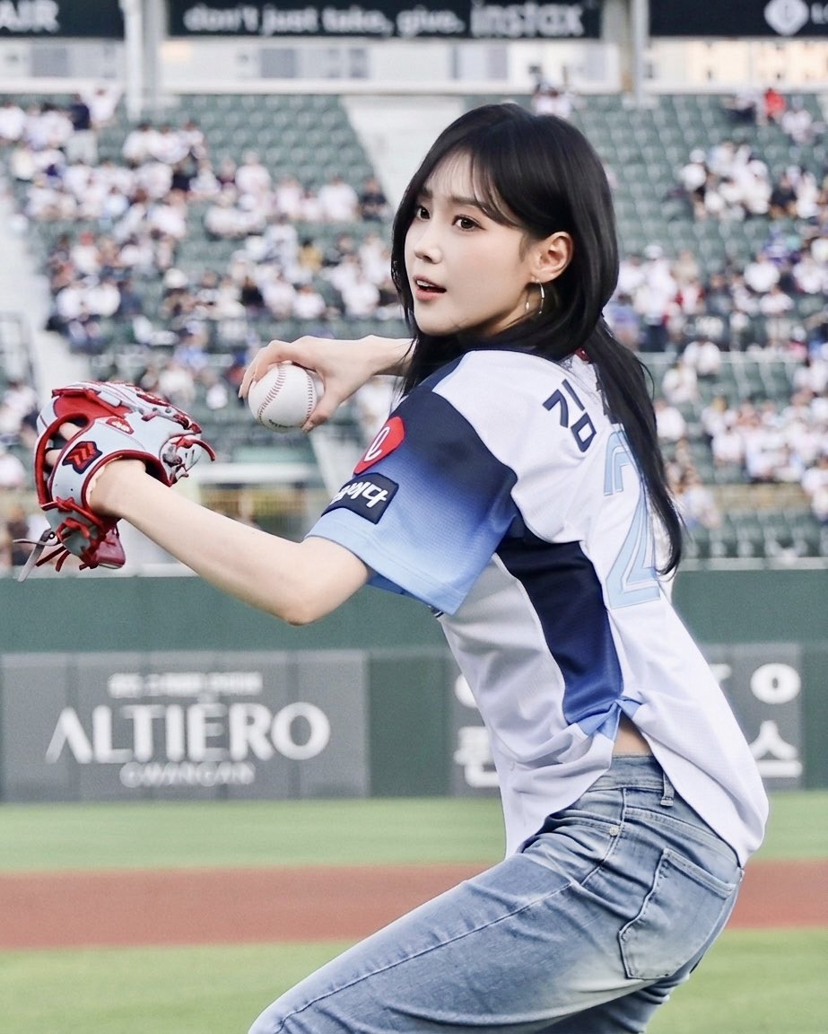 ChaehyunDiary's tweet photo. 260802 Lotte Giants | Kep1er 케플러 김채현 Chaehyun🐯⚾️
#김채현 #chaehyun #kep1er #케플러 https://t.co/q0tqhdVrci