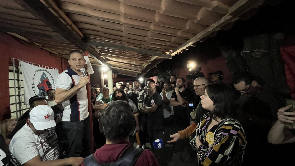 samiabomfim's tweet photo. Todo apoio à greve dos trabalhadores da CPTM, que estão lutando bravamente pela manutenção de seus empregos! A privatização de Tarcísio é um projeto de precarização dos nossos serviços públicos e coloca vidas em risco, como comprovado na semana passada com um trem pegando fogo. Contem comigo! Nosso horizonte é a reestatização já!