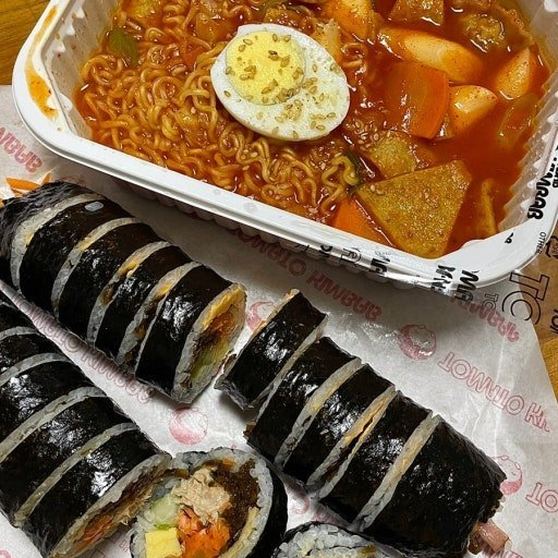 lmc8710's tweet photo. "저 라볶이하고.. 참치김밥. 두 개 주세요" 라고 말했거든요? https://t.co/X80bmV8fpc