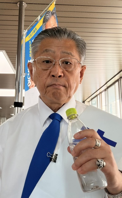 gokoku_bowz's tweet photo. 本日の千葉市は曇り。今夏一番の涼しさかもしれません。ただ、身体から発する水蒸気で「本人タスキ」の裏には水滴がついていました。
今朝は、5時30分から8時30分まで「JR都賀駅」で朝のご挨拶をしました。自民党さんと一緒になる火曜日です。

本日はメガネをかけました。
メガネをかけますと、通勤する皆様の表情、視線まで見えるようになります。すると、私が思っているより多くの方々が返礼して下さっていることが分かります。これは本当に反省です。

歩きながらスマホを見ている方も、一度私に視線を下さり、口で「おはようございます」と声を出さずに言って下さっていたり、軽く会釈を返して下さる方。距離が遠い方からのご挨拶など、裸眼では気付いていませんでした。

2連のぼりの写真と変わってしまいますが、朝はメガネをかけようと思います。
【追記】
昨日、御礼を忘れました。ホットコーヒーを差し入れいただき、ありがとうございました！
#小坂英二先生政経塾　
#千葉市若葉区