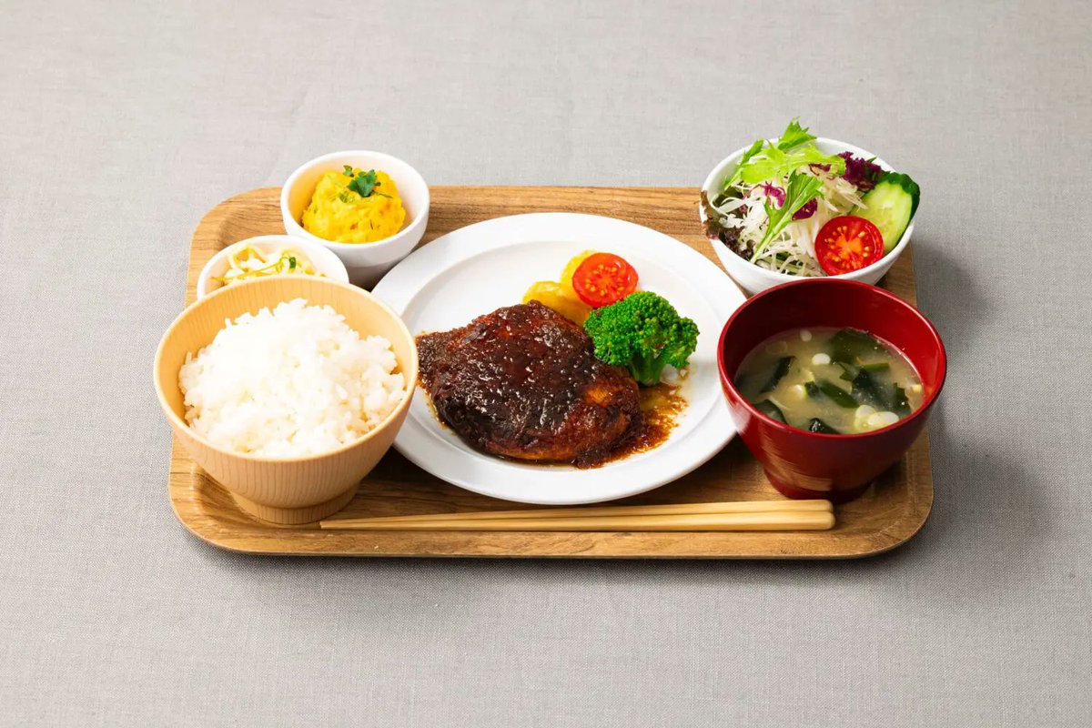 Fukuoka_leapup's tweet photo. 🍱福岡のランチ代、高すぎ問題に終止符！？
https://t.co/3dTDikELiz

物価高でランチ代もじわじわ上昇中の今、
注目を集めているのが公共の食堂や社員食堂。

天神や博多で働くビジネスパーソンに人気の
ランチスポットをはじめ、驚きの“450円定食”を
提供する企業の社食をご紹介します。

ランチ代を抑えつつ、おいしいランチを
楽しみたい方はURLからチェック🔗