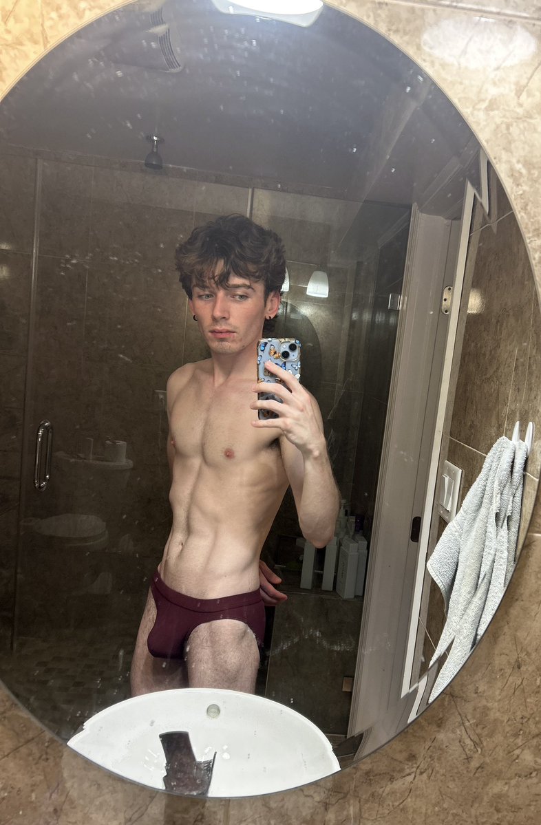 jakehasaproblem's tweet photo. who wants to go to the beach https://t.co/1vIZN5b1D5