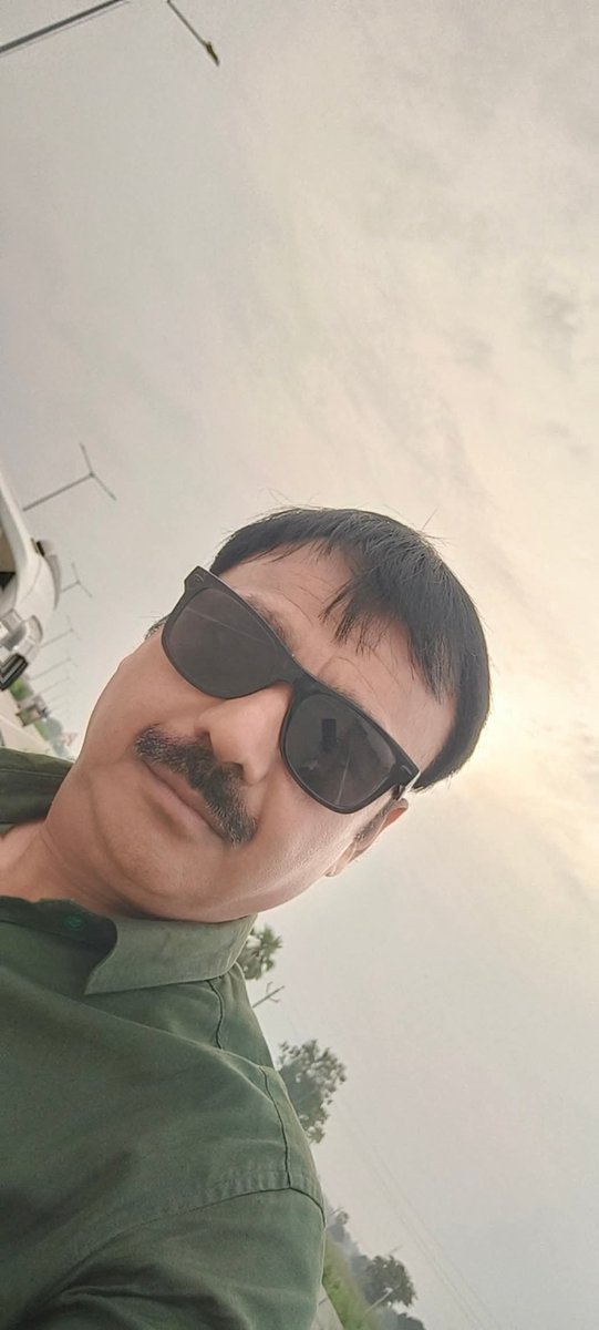 sanjay29599124's tweet photo. ये अलग बात है कि ख़ामोश खड़े रहते हैं
फिर  भी जो  लोग बड़े हैं, वो बड़े रहते हैं

~राहत इंदौरी😃 https://t.co/OW9cgVhyiM