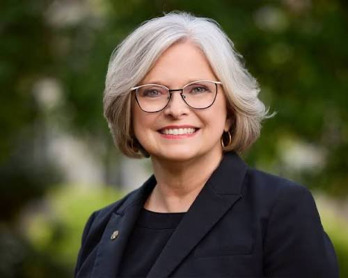 Thinktologist's tweet photo. Fantastic analysis! The choice is clear @RalphNorman is the one! If you are even considering @DarlineGrahamSC , Look up her bestie, Katrina Shealy, 👇🏻
Katrina was a "RINO" who was part of the Sister Senators in The SC Senate (Dems and Reps) who filibustered numerous pro-life bills. Katrina was Darline's wine drinking buddy! Darline contributed to Katrina after her many anti-pro-life rants! In fact, the one runoff - the only GOP primary runoff that Darline voted in was for Katrina! Not even for her brother! Wow! Between the friends she keeps and the way she ran the SCCB where spending was out of control, I think we know enough about Darline to know she's too liberal for SC! She hasn't earned elected office let alone a 6-year term!
@TaraServatius 
@realDonaldTrump 
@SusieWiles47