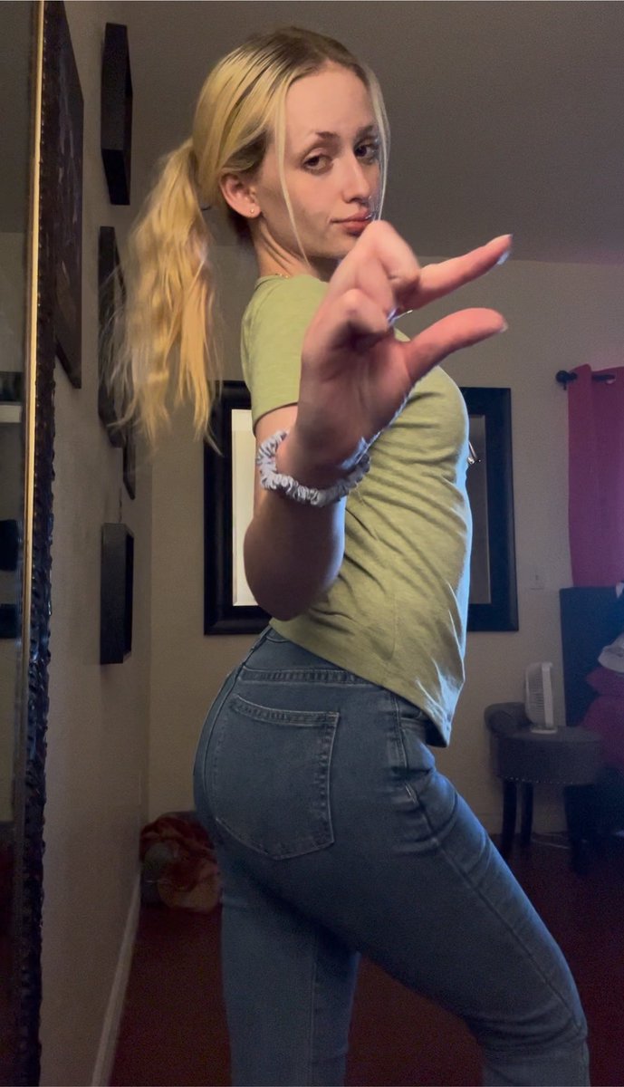 Goddessrockyy's tweet photo. You’re so tiny 🤏
#sph https://t.co/IJLbeR6b1F