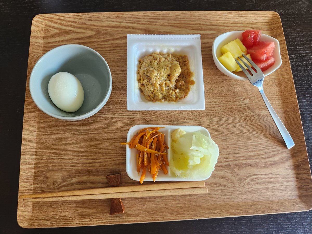 MIYA_irasuto_'s tweet photo. 朝は白米を食べない
何故かって？
炊いてないからさっ(　･´ｰ･｀)
僕人参あんまり得意じゃないけど、
人参臭さが少ないちっちゃい人参を購入してるンゴ
大きい人参より甘く感じるンゴよ

ほんとたまーに、たまーにだよ？
そのまま切らずに人参かぶりついてます
ズボラな清楚ですな！ https://t.co/zjoCC3Z3sO