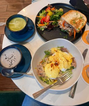 Sunset_Sip's tweet photo. I'm totally captivated by this runny egg yolk! 🍳 Dinner time, let's dig in! 😋 https://t.co/0WIfptj1j3