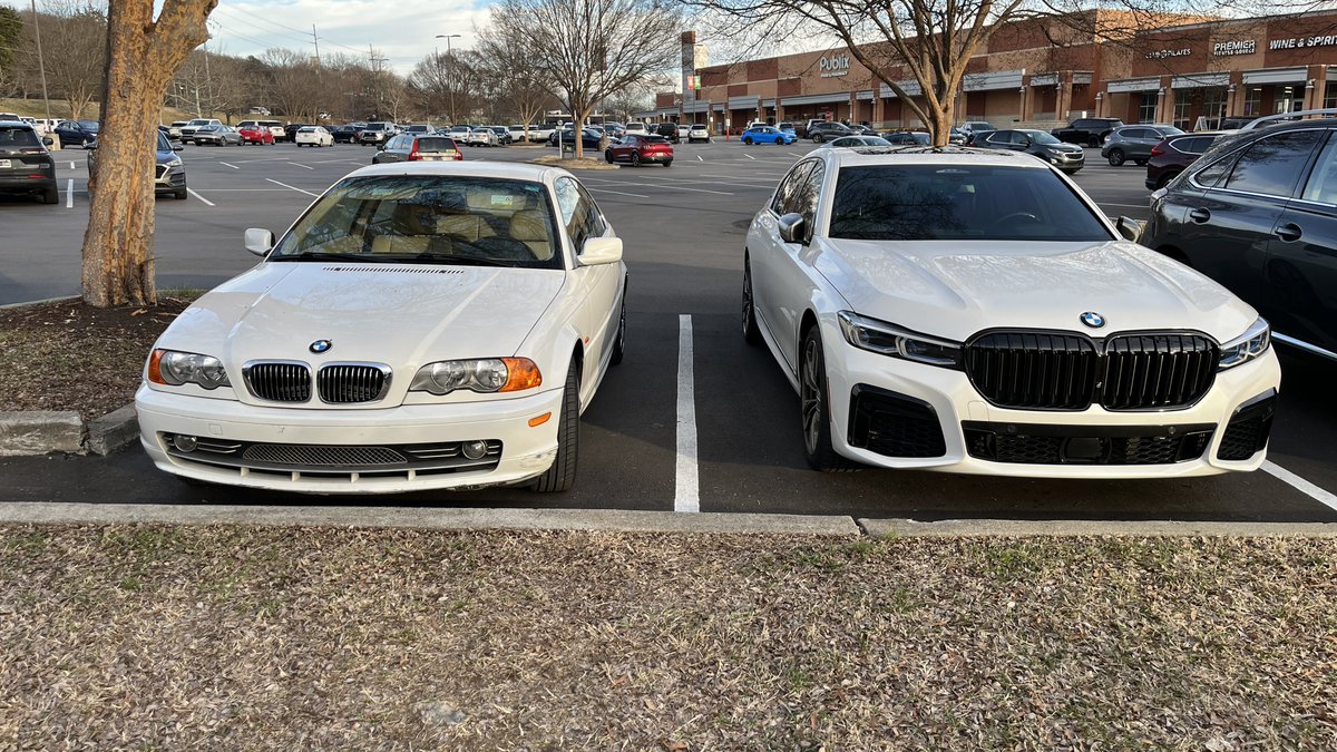 billyhollis's tweet photo. Here a side by side with my 25 year old BMW and a new one with the ugly grill and highly angular design. The new designers apparently never heard of the design principle of Contour Bias. https://t.co/ZjURnomoNr