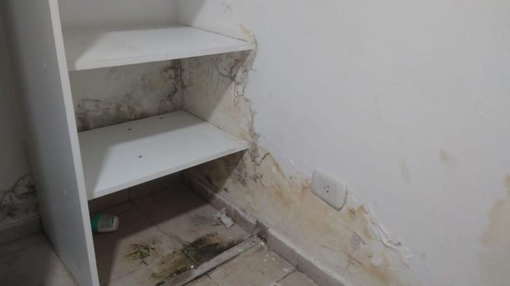 AbigailLuna__'s tweet photo. La única verdad es la realidad: las casas de las que se jactó Kicillof son estas: sin cloacas, sin cimientos, sin desagües, con fallas eléctricas y cortos circuitos; y, como frutillita del postre, declaradas INHABITABLES. 
¡Viva el Estado presente! https://t.co/vp1tRY9A0M