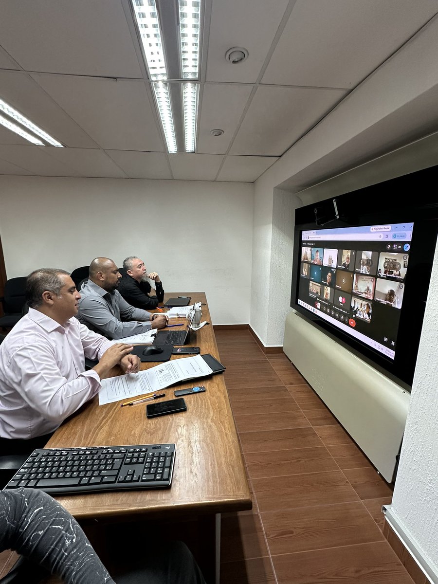 SICT_SLP's tweet photo. El director general de #SICTSLP, Mtro. Elí César Cervantes, participó en la reunión virtual de la Vicepresidencia de la Cámara Nacional del Autotransporte de Carga (CANACAR), junto con las y los titulares de los Centros SICT de la región Bajío. https://t.co/XTCBjVSZLO