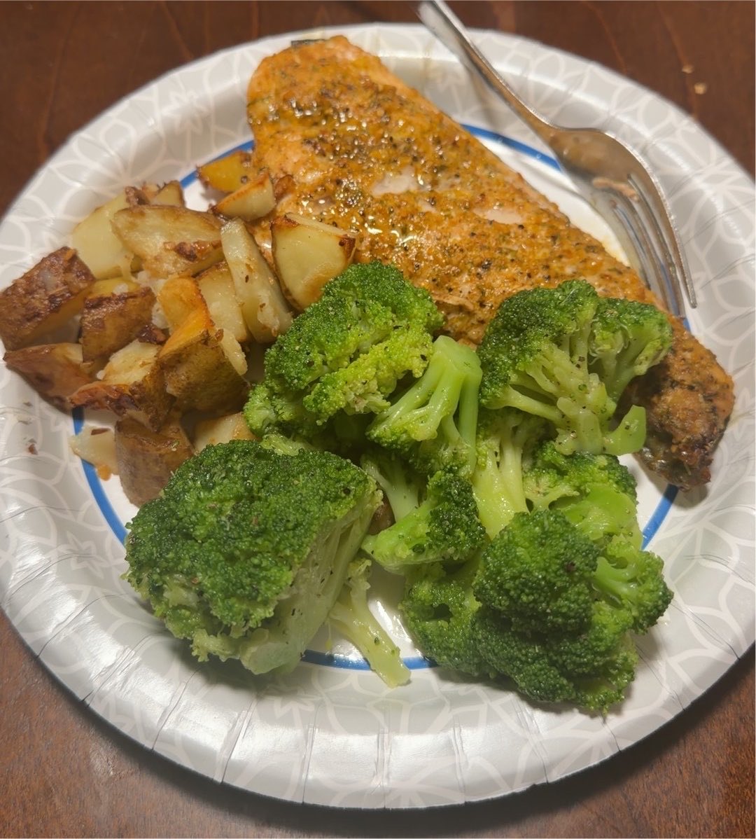 kriskawas's tweet photo. salmon dinner with potatoes and broccoli :3 (850 cal(?)) tried to estimate since i don’t have a food scale yet if someone thinks my cals are way off lmk!!! https://t.co/AdZejR1lFi