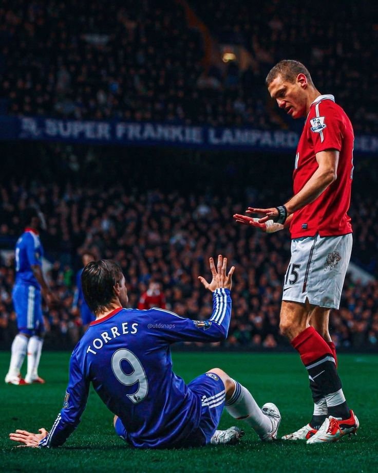 Footybyte240291's tweet photo. Iconic Pic  two legends in single frame #torres #Vidic https://t.co/KJLiNzQ2Jy