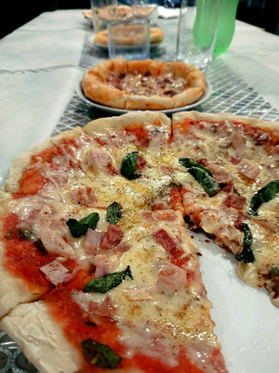 Eliojgm's tweet photo. La pizza siempre hace feliz a todos. 👨🏻‍🍳🍕 https://t.co/dJESNp4jG2
