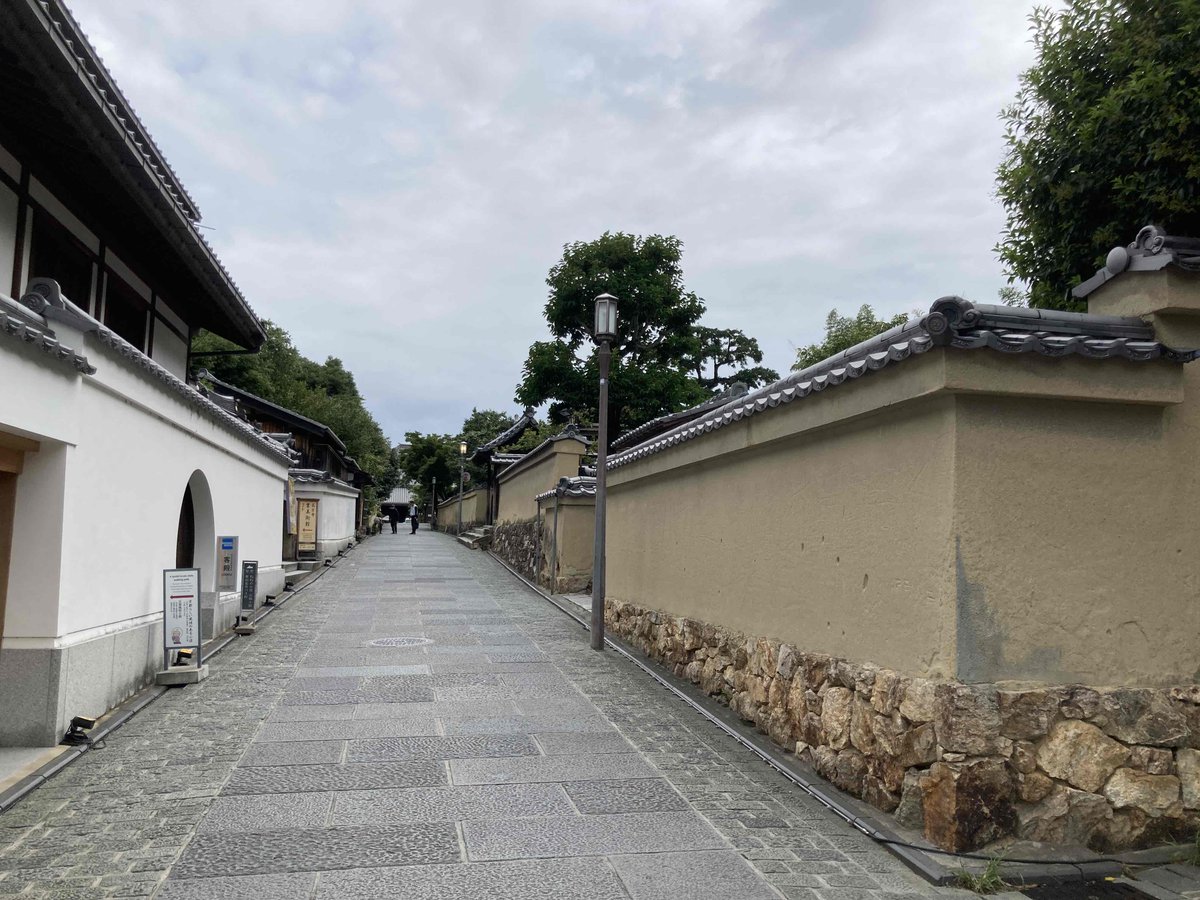 KodaijiFb's tweet photo. 平素より高台寺に格別のご愛顧を賜り、厚く御礼申し上げます。
昨日8/3に発生しました火災は無事鎮火しております。
多くの皆様にご心配の声を寄せていただきましたこと誠にありがとうございました。

拝観は問題なく、「京の夏の旅」および「東山観月路」の行事も開催中です。
写真は8/4朝撮影 https://t.co/45wkJw1Z7Z