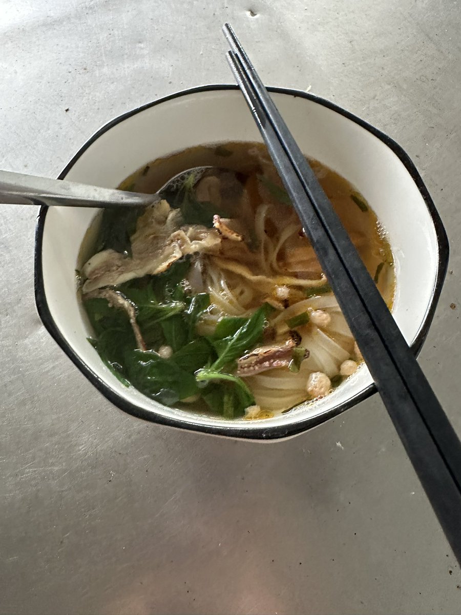 ChinAdam8's tweet photo. Sáng hôm nay ăn đạm bạc thuii 
Phở với mực nướng 🦑 mẹ mới mua
Mời ae nhà mình he 🤤 https://t.co/WsvetdF6v6