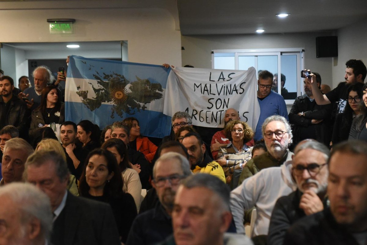 gerpmartinez's tweet photo. POR NUESTROS RECURSOS Y NUESTRA SOBERANÍA. 🇦🇷

🔹 Las próximas 60 horas son cruciales. Pongamos toda la fuerza política militante contra la Ley de Extranjerización de Tierras que el gobierno busca desesperadamente aprobar el jueves. 

✌️ • Como peronistas es nuestra tarea estar movilizados en todo el país, hablando con cada argentino y argentina sobre la gravedad de esta ley que atenta contra nuestro futuro.  

📍 Charla sobre la Ley de Tierras en el @p_justicialista.