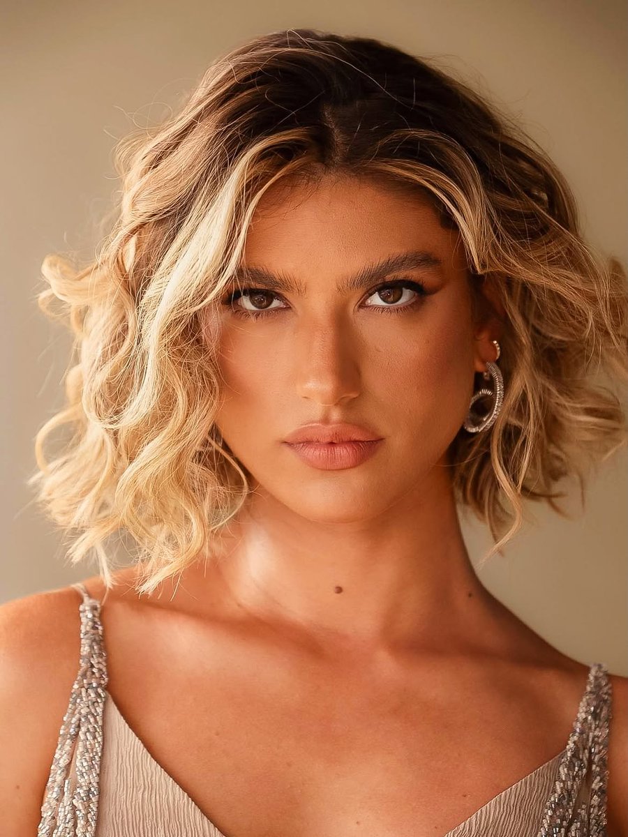 _PortalGrigio's tweet photo. O face Card, a Pele o Brilho! 
Avisa que é elaaaaaa! 

‘Por você’, oficialmente 17 de agosto às 19h 

foto: donaisaa_ 
make: marimagiolli 
styling: joaoribeiroo 
look: atelieriapretaporter 
@swarovski • @schutzoficial

#GiovannaGrigio #PorVoce #GigiGrigio https://t.co/K9GKDC1UOV