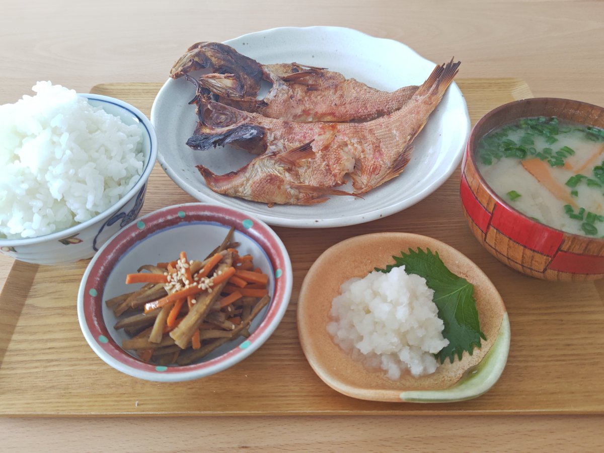 oluha0610's tweet photo. おはようございます☀
*焼き魚定食
#おうちごはん #キッチンごっこ #homemadecooking #kitchenplay https://t.co/9n6x4DEDid