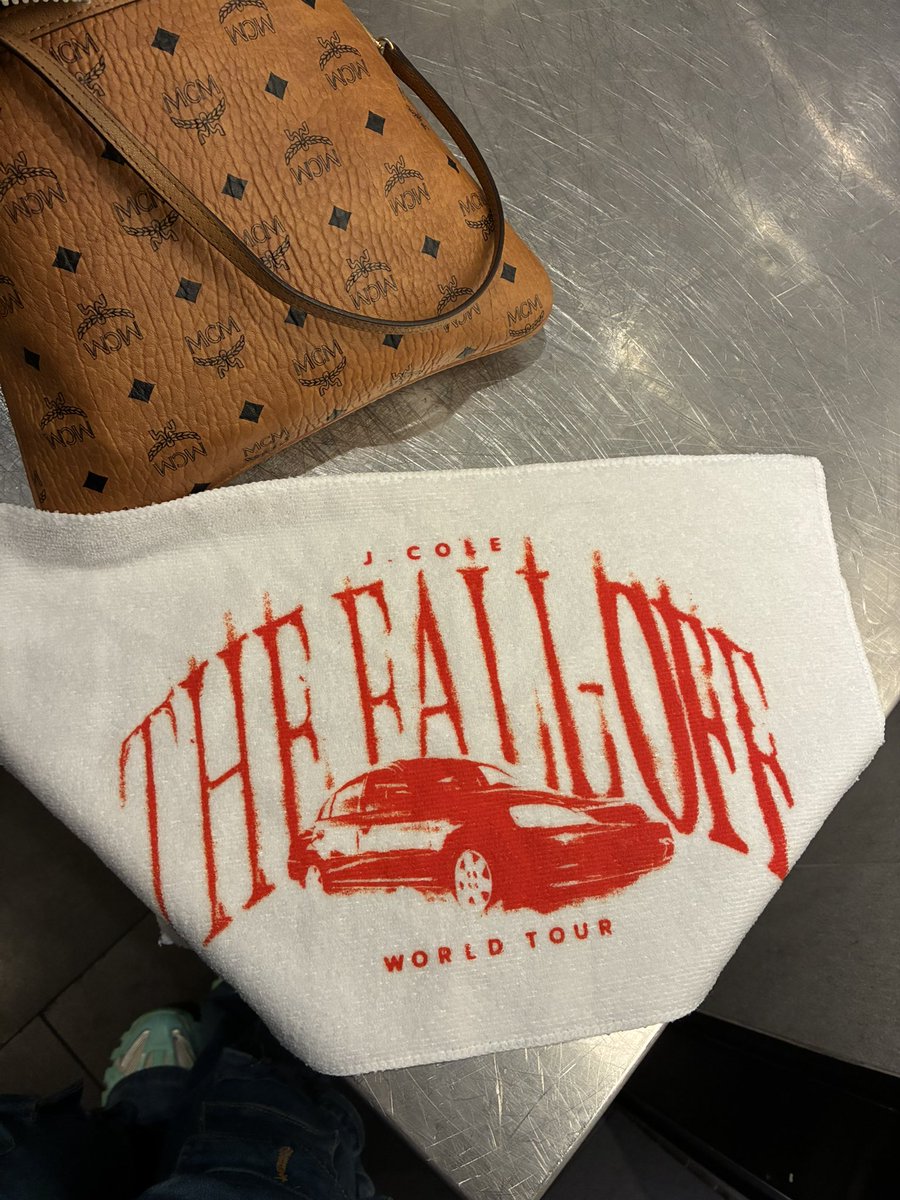 MyNameIsEmani's tweet photo. Love Yourz. 🤍 #fallofftour https://t.co/Ay3B8KWckC