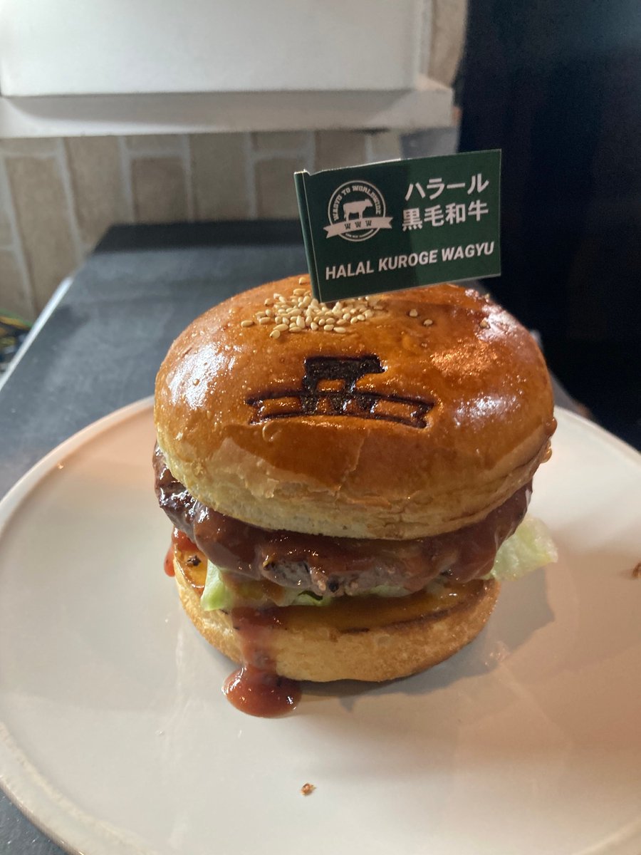 www_kyoto_'s tweet photo. Juicy halal Kuroge Wagyu burger stacked high with glossy sauce—perfect bite in Pontocho Kyoto 🍔✨ #kyoto #pontocho #wagyu #halal #burger https://t.co/bagQfHILj7