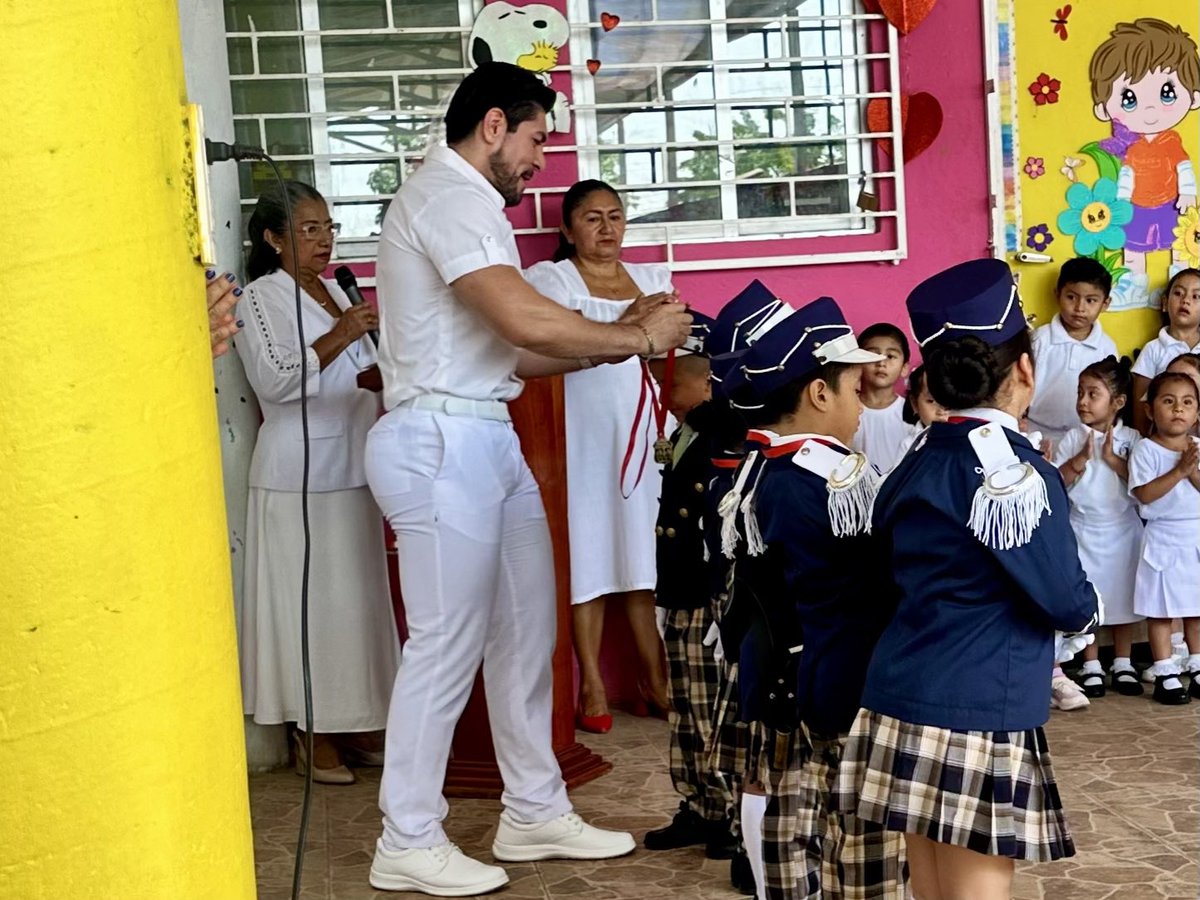 Cantoral_95's tweet photo. Cambio de escolta 2025-2026
#jhovannycantoral #cantoral #elmaestroviral #elprofe #LaCasaDeLosFamososMéxico 🇲🇽 https://t.co/X9hzxl1TDt